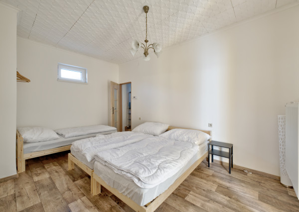 RealityDS – PREDAJ: Nadštandardný  4 izbový rodinný dom s wellnessom, bazénom a kompletným zariadením – Dolný Štál