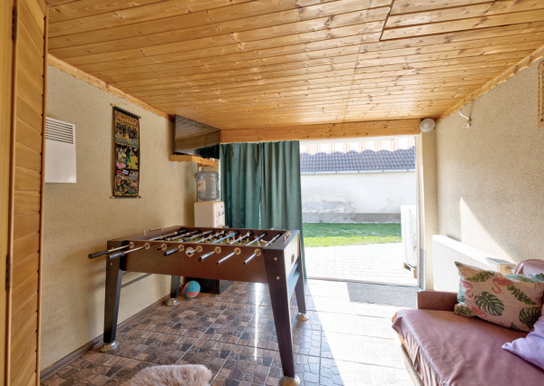 RealityDS – PREDAJ: Nadštandardný  4 izbový rodinný dom s wellnessom, bazénom a kompletným zariadením – Dolný Štál