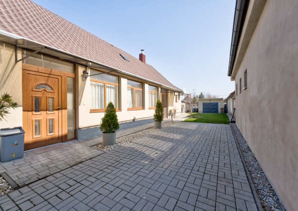 RealityDS – PREDAJ: Nadštandardný  4 izbový rodinný dom s wellnessom, bazénom a kompletným zariadením – Dolný Štál