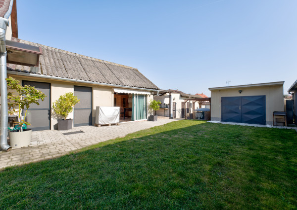 RealityDS – PREDAJ: Nadštandardný  4 izbový rodinný dom s wellnessom, bazénom a kompletným zariadením – Dolný Štál