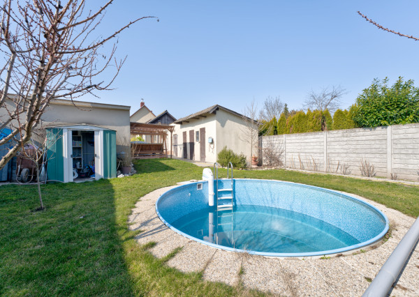 RealityDS – PREDAJ: Nadštandardný  4 izbový rodinný dom s wellnessom, bazénom a kompletným zariadením – Dolný Štál