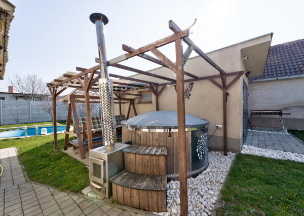 RealityDS – PREDAJ: Nadštandardný  4 izbový rodinný dom s wellnessom, bazénom a kompletným zariadením – Dolný Štál