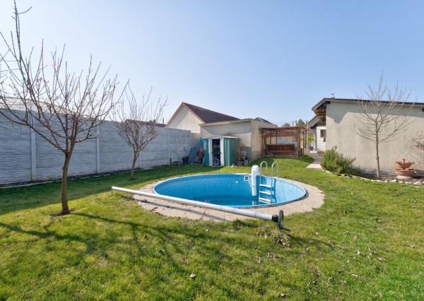 RealityDS – PREDAJ: Nadštandardný  4 izbový rodinný dom s wellnessom, bazénom a kompletným zariadením – Dolný Štál