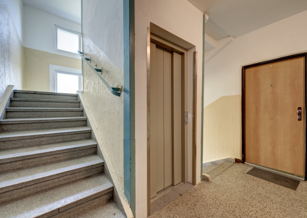 RealityDS - PREDAJ 2-izbového bytu, balkón+loggia, Komárnická