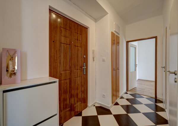 RK RealityDS - PRENÁJOM - zariadený a kompletne zrekonštruovaný 2 izb. byt, 54m², Školská ulica