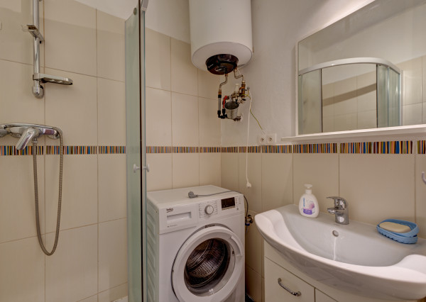 RK RealityDS - PRENÁJOM - zariadený a kompletne zrekonštruovaný 2 izb. byt, 54m², Školská ulica