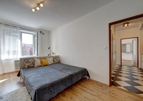 RK RealityDS - PRENÁJOM - zariadený a kompletne zrekonštruovaný 2 izb. byt, 54m², Školská ulica