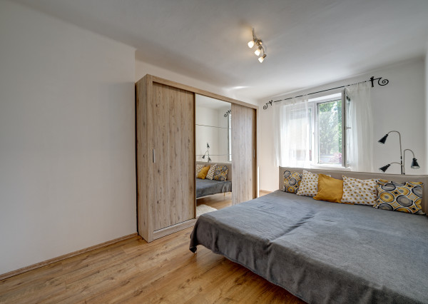 RK RealityDS - PRENÁJOM - zariadený a kompletne zrekonštruovaný 2 izb. byt, 54m², Školská ulica