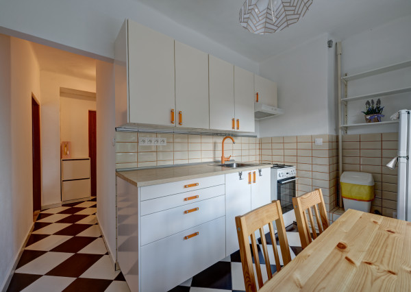 RK RealityDS - PRENÁJOM - zariadený a kompletne zrekonštruovaný 2 izb. byt, 54m², Školská ulica