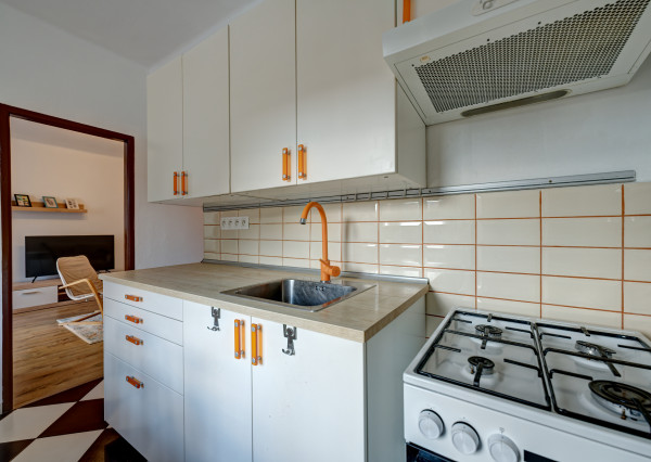 RK RealityDS - PRENÁJOM - zariadený a kompletne zrekonštruovaný 2 izb. byt, 54m², Školská ulica