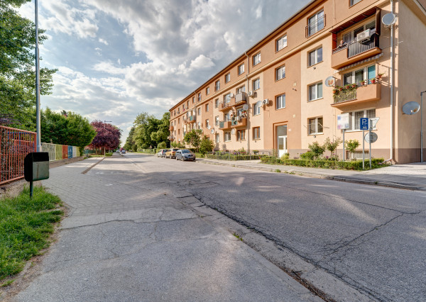 RK RealityDS - PRENÁJOM - zariadený a kompletne zrekonštruovaný 2 izb. byt, 54m², Školská ulica
