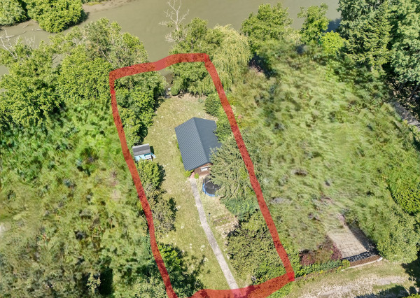 RealityDS - PREDAJ - 🌳Slnečný pozemok s chatkou priamo na brehu Malého Dunaja v Potônskych Lúkach🌳 Ticho! Pokoj! Vôňa prírody!