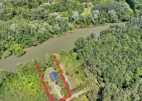 RealityDS - PREDAJ - 🌳Slnečný pozemok s chatkou priamo na brehu Malého Dunaja v Potônskych Lúkach🌳 Ticho! Pokoj! Vôňa prírody!