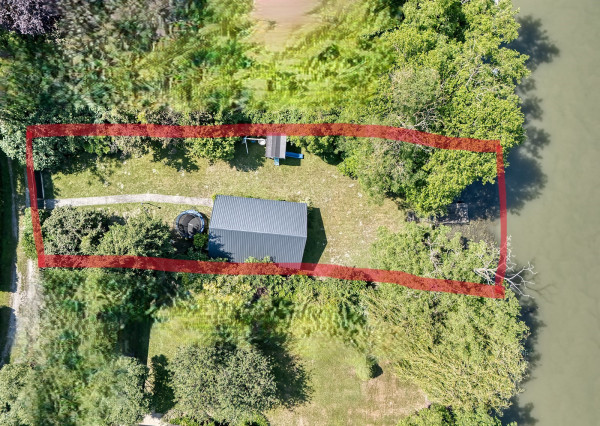 RealityDS - PREDAJ - 🌳Slnečný pozemok s chatkou priamo na brehu Malého Dunaja v Potônskych Lúkach🌳 Ticho! Pokoj! Vôňa prírody!