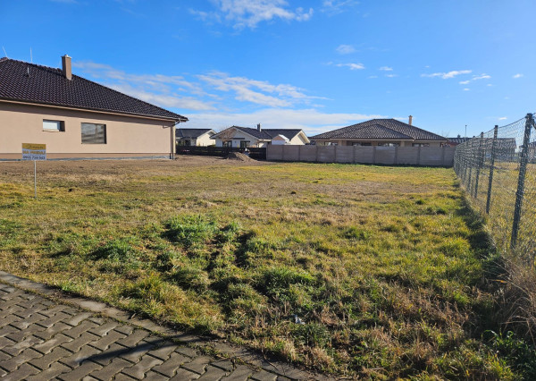 ZAČNITE STAVAŤ IHNEĎ! Stavebný pozemok 723 m² s projektom domu, platným stavebným povolením a všetky IS, vrátane kanalizácie – Kvetoslavov