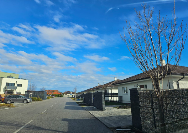 ZAČNITE STAVAŤ IHNEĎ! Stavebný pozemok 723 m² s projektom domu, platným stavebným povolením a všetky IS, vrátane kanalizácie – Kvetoslavov