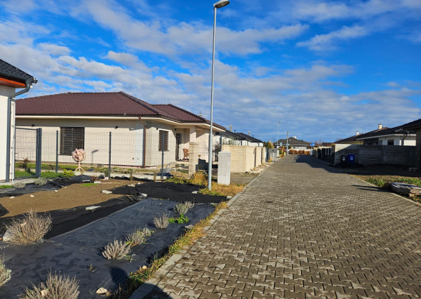 ZAČNITE STAVAŤ IHNEĎ! Stavebný pozemok 723 m² s projektom domu, platným stavebným povolením a všetky IS, vrátane kanalizácie – Kvetoslavov