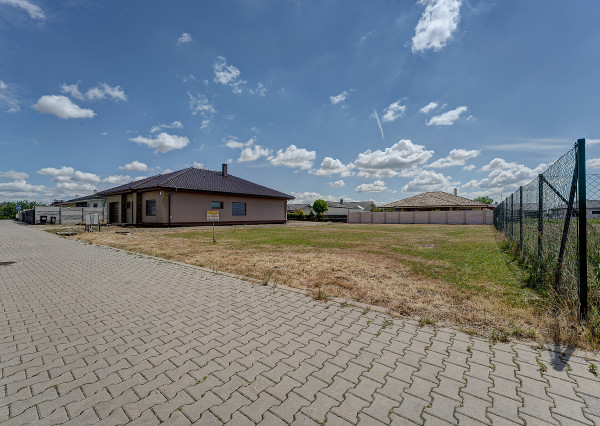 ZAČNITE STAVAŤ IHNEĎ! Stavebný pozemok 723 m² s projektom domu, platným stavebným povolením a všetky IS, vrátane kanalizácie – Kvetoslavov