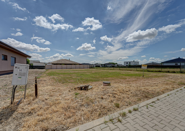 ZAČNITE STAVAŤ IHNEĎ! Stavebný pozemok 723 m² s projektom domu, platným stavebným povolením a všetky IS, vrátane kanalizácie – Kvetoslavov