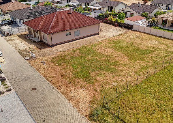 ZAČNITE STAVAŤ IHNEĎ! Stavebný pozemok 723 m² s projektom domu, platným stavebným povolením a všetky IS, vrátane kanalizácie – Kvetoslavov