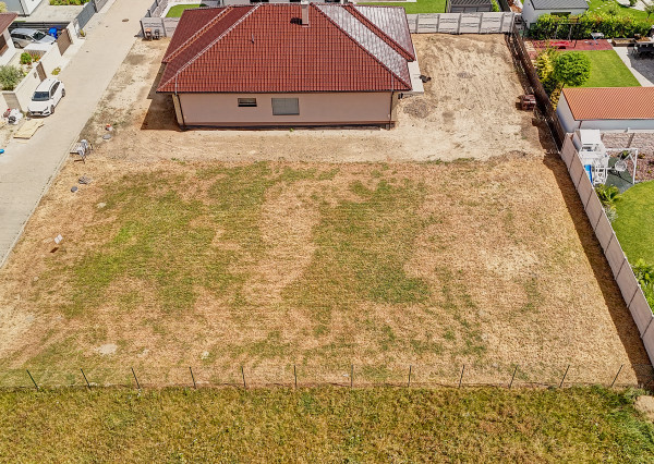 ZAČNITE STAVAŤ IHNEĎ! Stavebný pozemok 723 m² s projektom domu, platným stavebným povolením a všetky IS, vrátane kanalizácie – Kvetoslavov