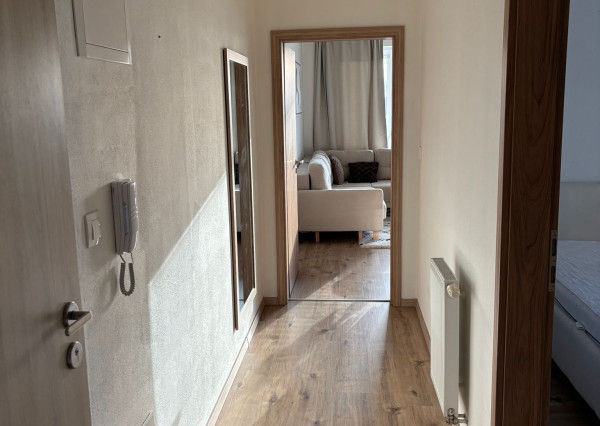 RealityDS - Prenájom 2-izb., kompletne zariadeného bytu v novostavbe,  42m2 +  balkón 8m2 + 1 park. státie, Sídlisko Platan