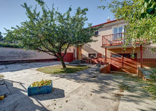 RealityDS – Predaj rodinného domu s garážou, terasou a veľkým pozemkom 1 824 m², Gabčíkovo