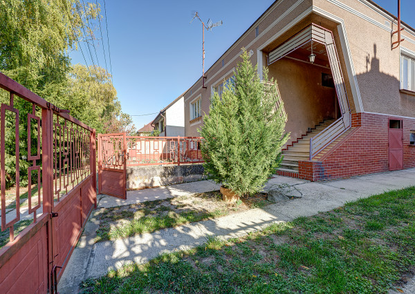 RealityDS – Predaj rodinného domu s garážou, terasou a veľkým pozemkom 1 824 m², Gabčíkovo