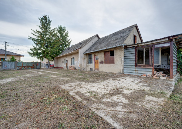 RealityDS – Predaj pozemku 803 m² so starším rodinným domom a projektom 4-izbového bývania s dvojgarážou | Blatná na Ostrove