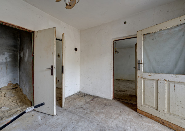 RealityDS – Predaj pozemku 803 m² so starším rodinným domom a projektom 4-izbového bývania s dvojgarážou | Blatná na Ostrove
