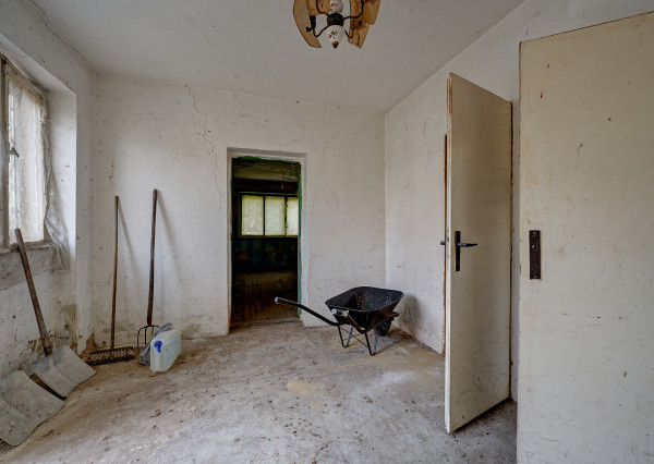 RealityDS – Predaj pozemku 803 m² so starším rodinným domom a projektom 4-izbového bývania s dvojgarážou | Blatná na Ostrove