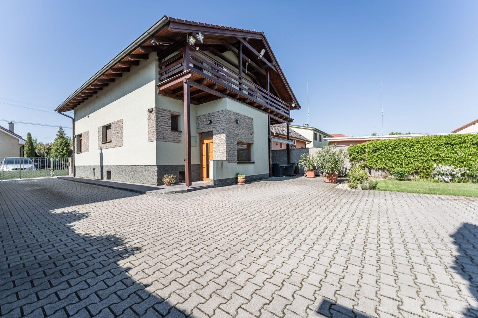 RealityDS - Predaj 5 izb. rodinného domu, garáže s altánkom na 8 á pozemku, Dunajská Lužná