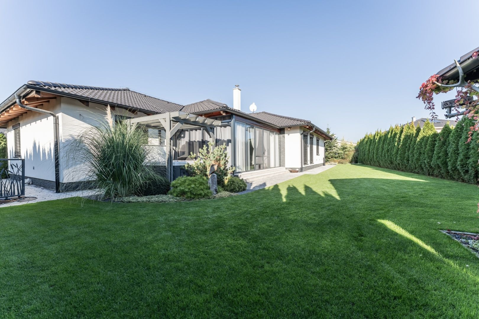 RealityDS - PRE NÁROČNEJŠÍCH !!! Predaj 5 izb. RD s garážou, prístreškom na 6,65 á pozemku, Kvetoslavov - Rozárium