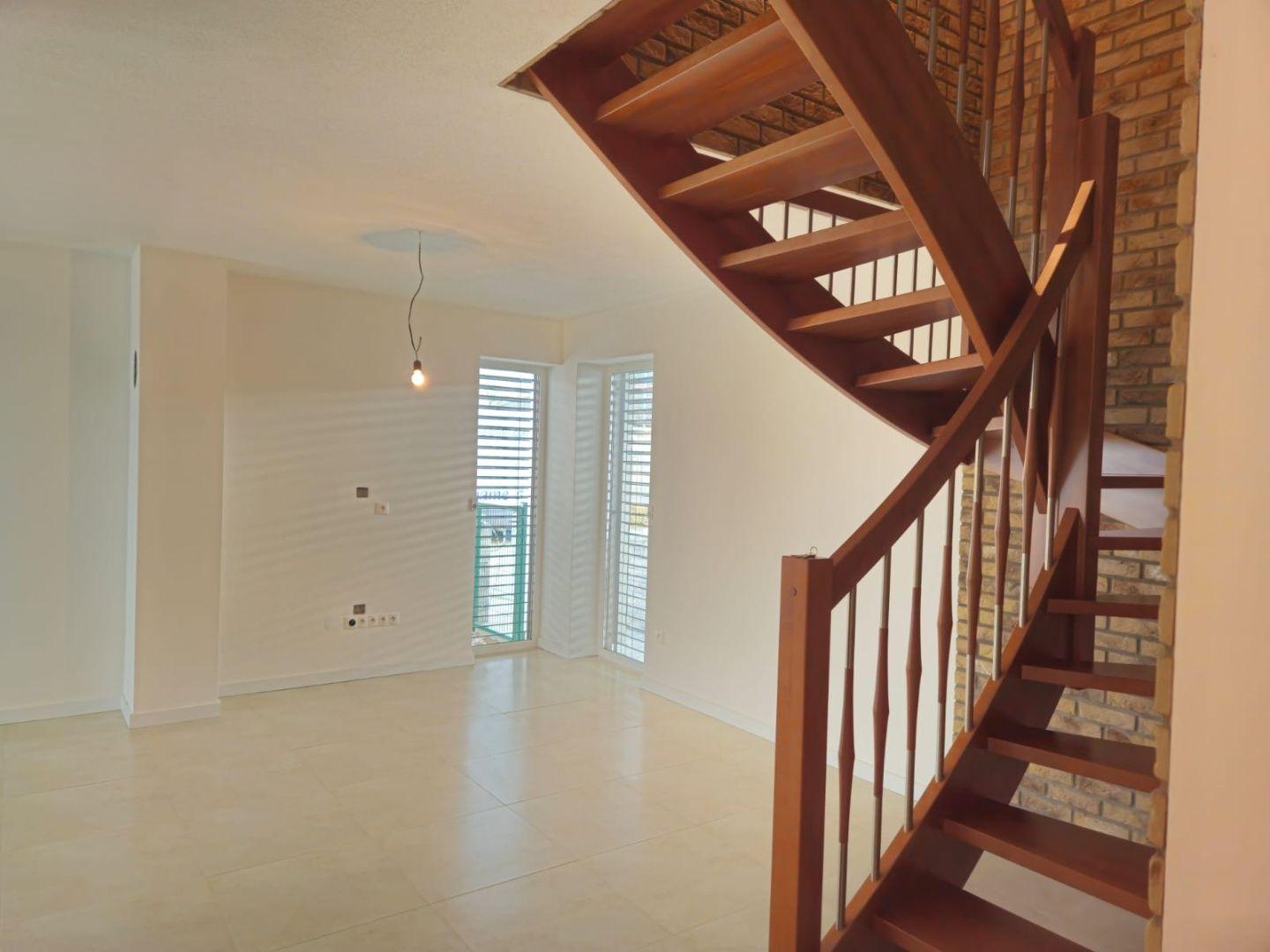 RealityDS - PREDAJ - UŽ LEN JEDEN 4 izb. byt, 123 m2 so záhradkou a 2x parkov. státím v cene !!!