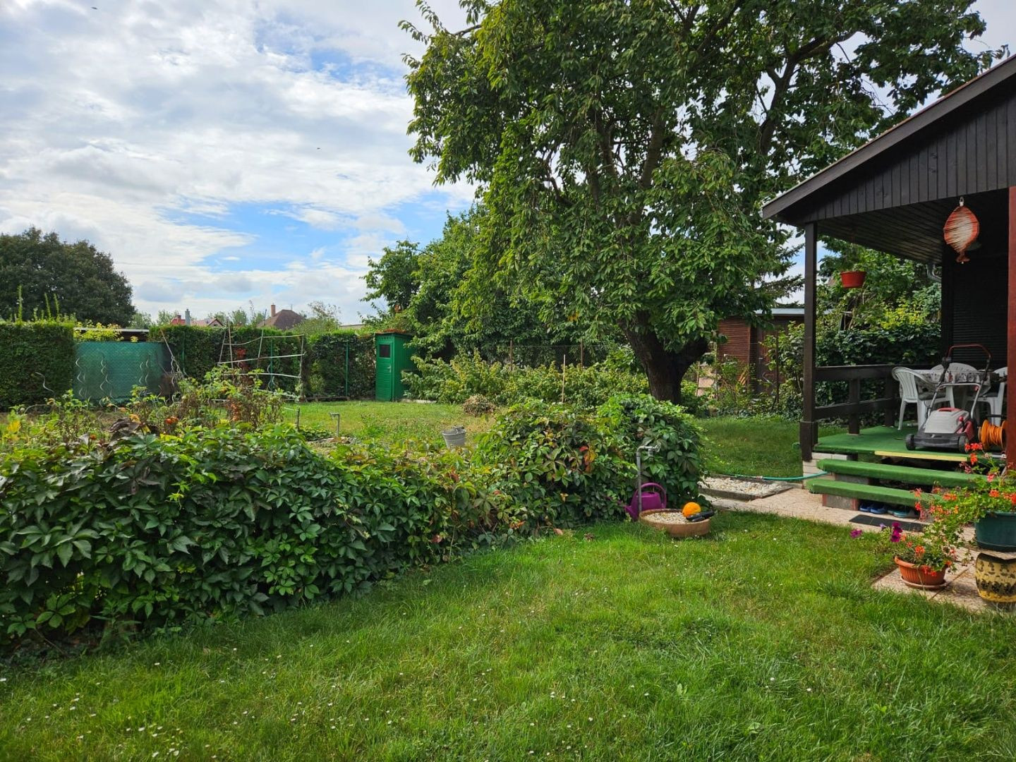 PREDANÁ - RealityDS - Predaj rekreačného pozemku 400 m2 s letnou drevenou chatkou !!!, 65990,- € Dobrohošť