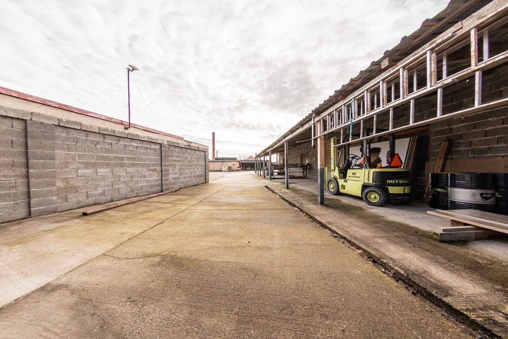 RealityDS - Prenájom/ Predaj - zabehnutá stolárska dieľňa, vs. Skladový areál, s 1641 m2 pozemkom v OV, Gabčíkovo