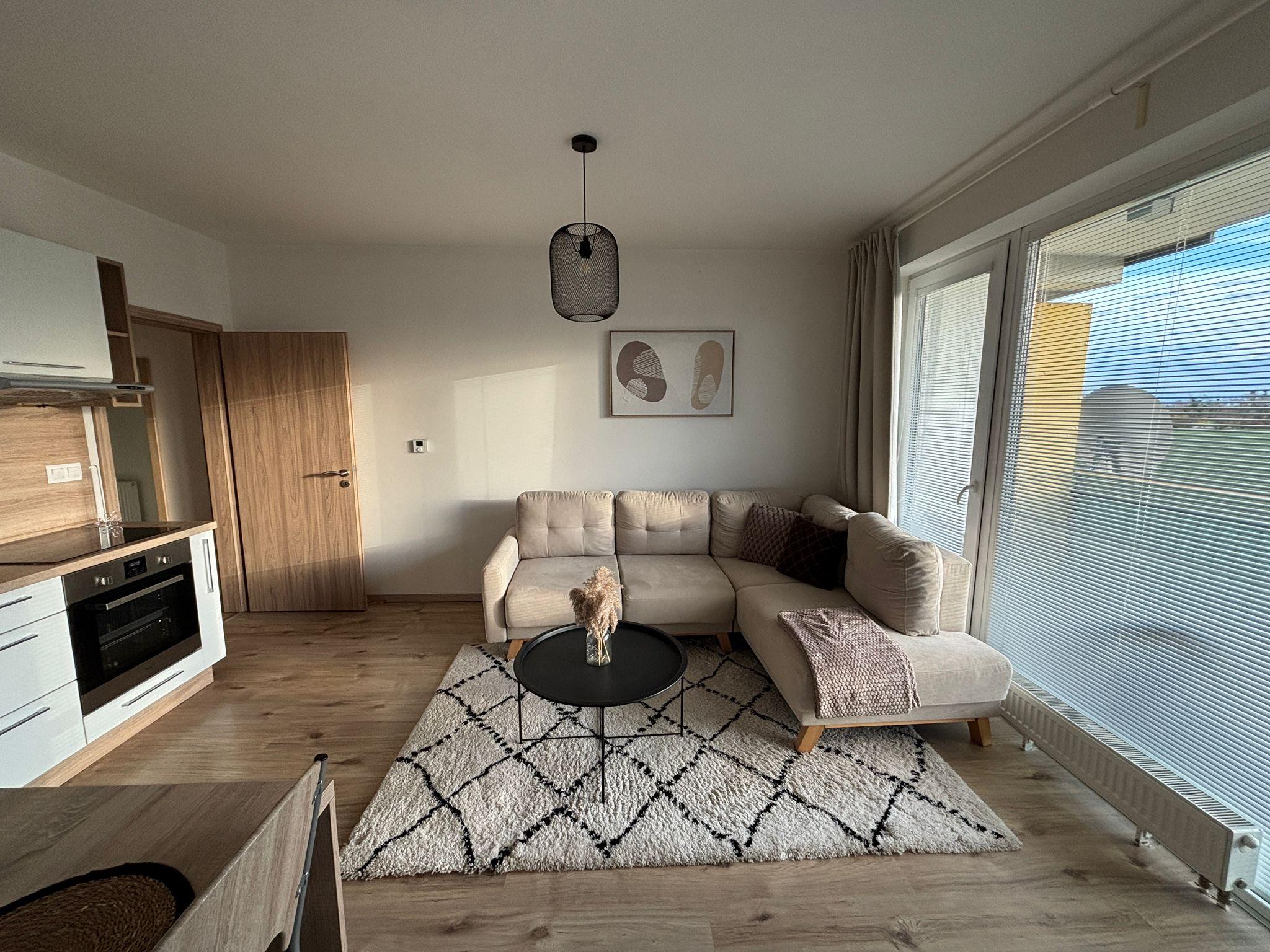 RealityDS - Prenájom 2-izb., kompletne zariadeného bytu v novostavbe,  42m2, internet +  balkón 8m2 + dve parkovacie miesta