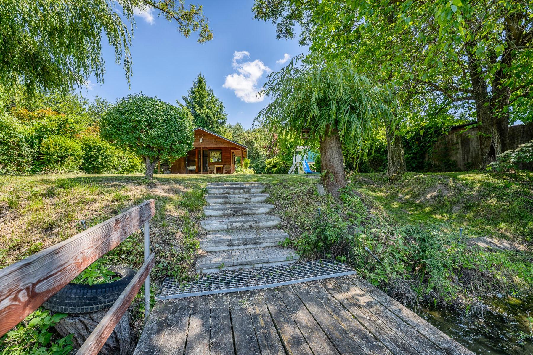 RealityDS - PREDAJ - pozemok s rekreačnou chatou priamo pri vode v Potônskych Lúkach!