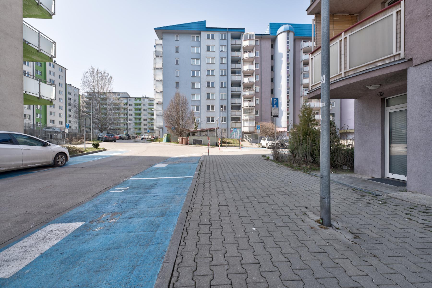 RealityDS – PRENÁJOM zariadeného 2 izb. bytu + krytého garáž. státia, ul. Agátová, Dúbravka