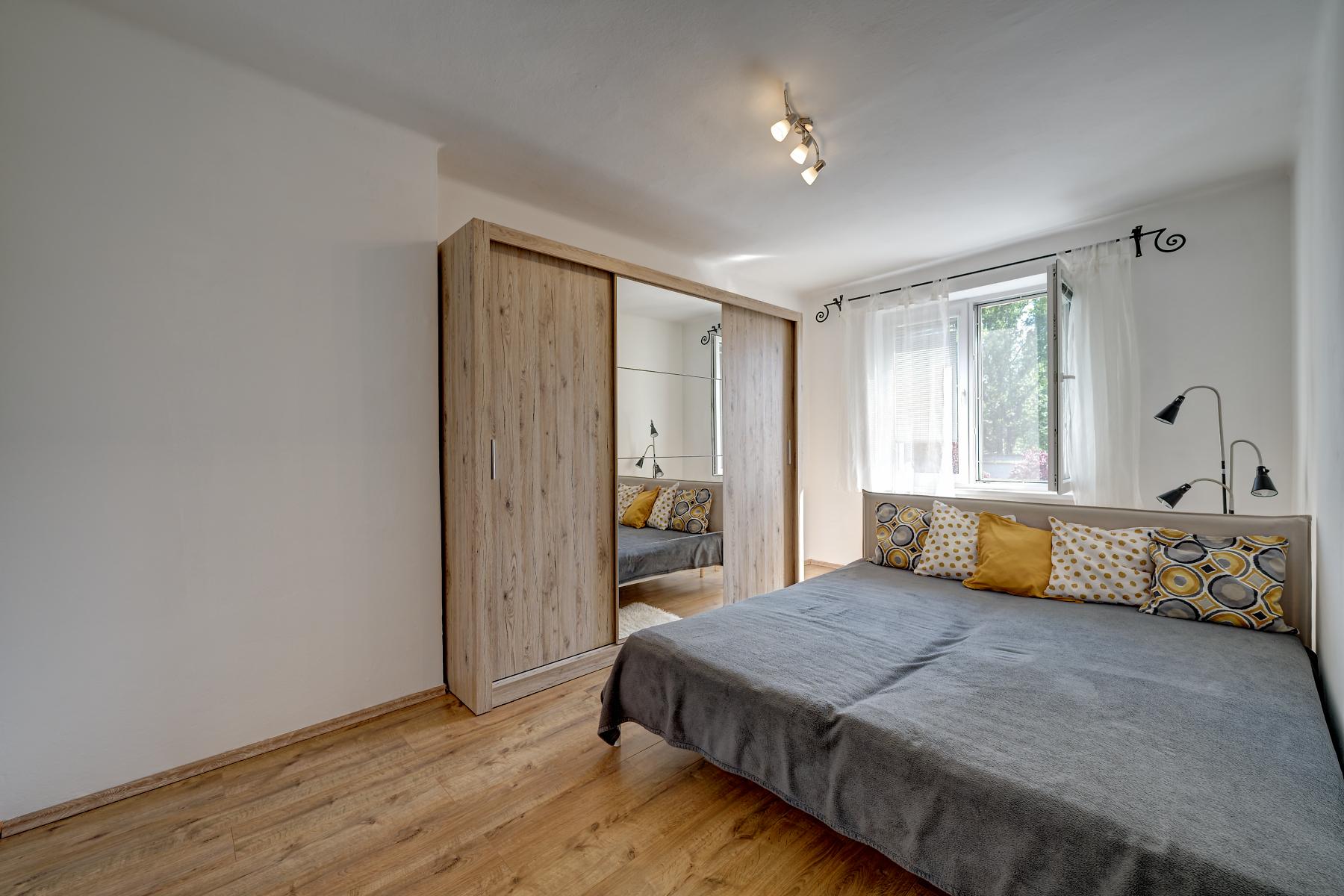 RealityDS - PRENÁJOM - zariadený a kompletne zrekonštruovaný 2 izb. byt, 54m², Školská ulica
