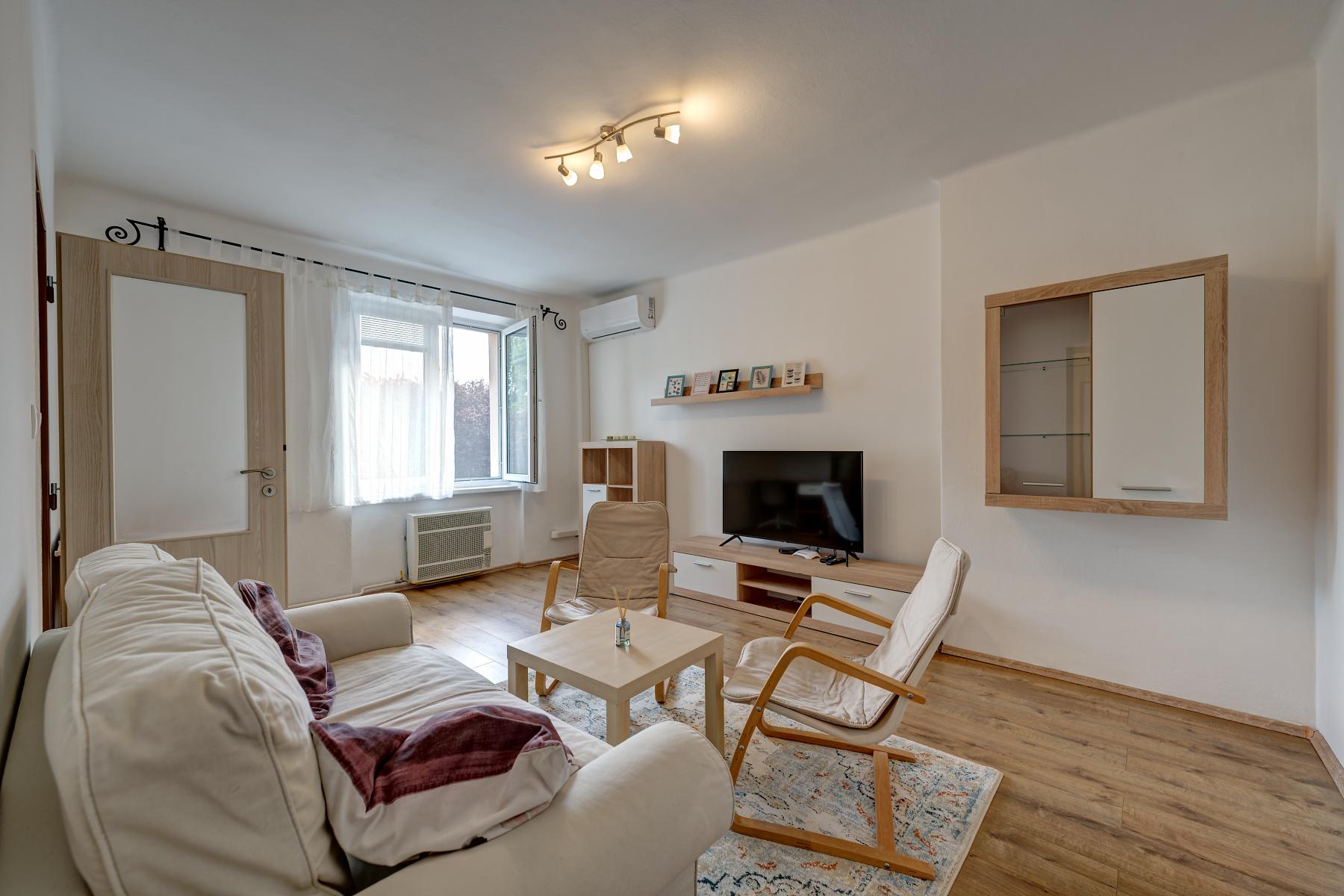 RK RealityDS - PRENÁJOM - zariadený a kompletne zrekonštruovaný 2 izb. byt, 54m², Školská ulica