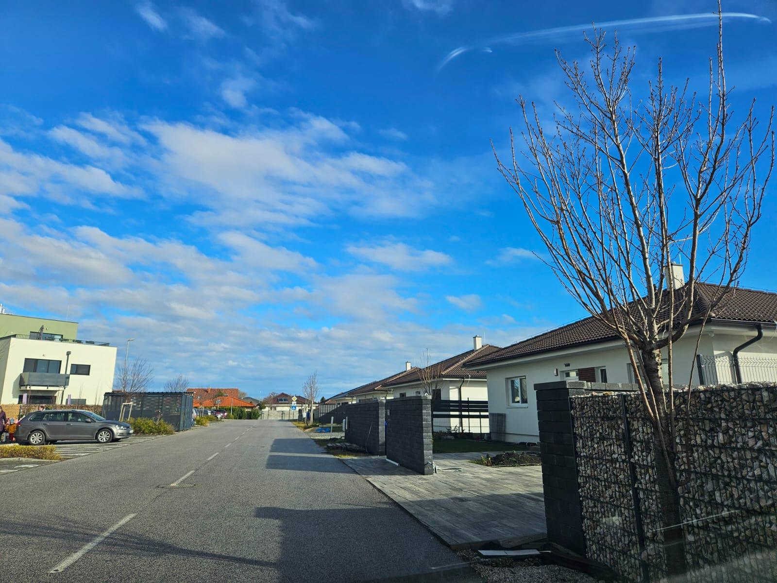 ZAČNITE STAVAŤ IHNEĎ! Stavebný pozemok 723 m² s projektom domu, platným stavebným povolením a všetky IS, vrátane kanalizácie – Kvetoslavov
