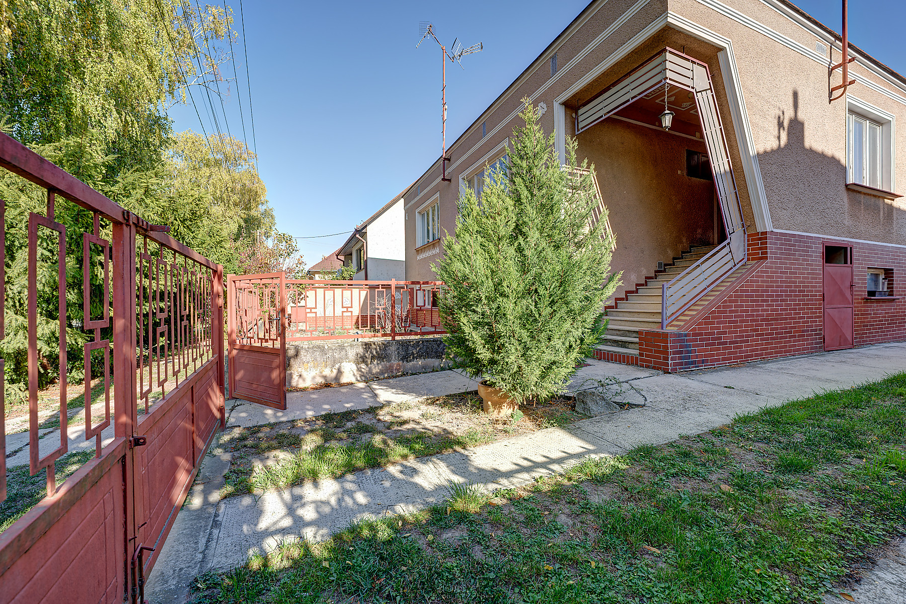 RealityDS – Predaj rodinného domu s garážou, terasou a veľkým pozemkom 1 824 m², Gabčíkovo